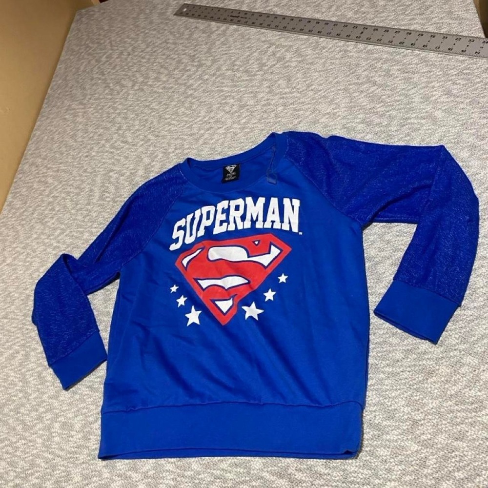 Superman blue pullover sweatshirt tag size M. Best fits à Small SKU-A834